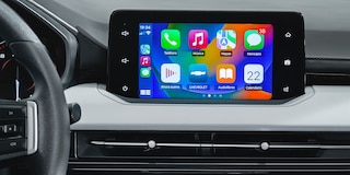 Auto tipo sedán Chevrolet Aveo 2025 con pantalla de 8 pulgadas y conectividad Smatphone integration