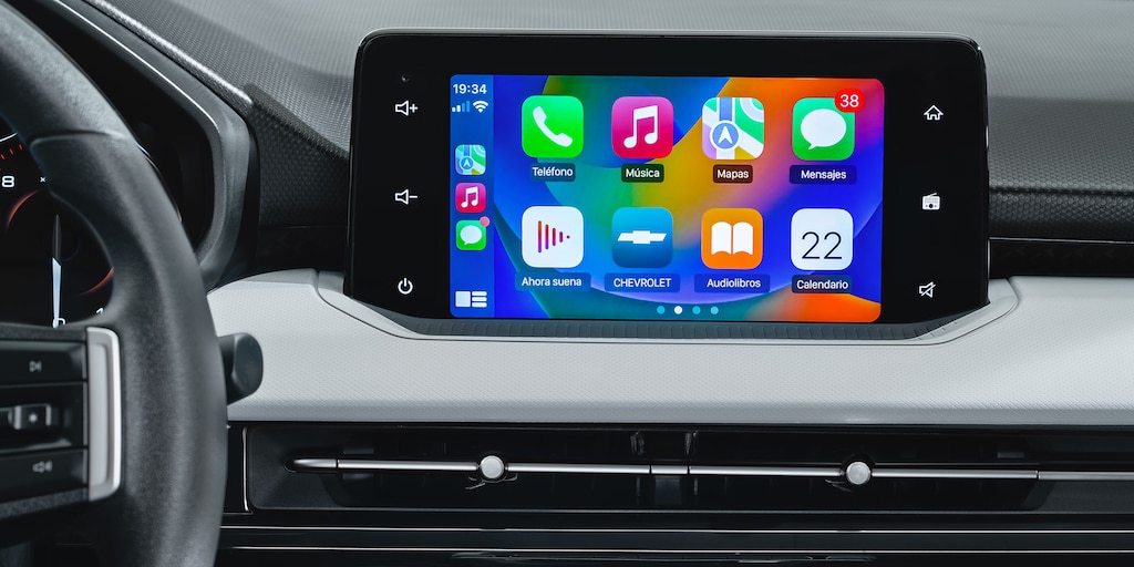 Auto tipo sedán Chevrolet Aveo 2025 con pantalla de 8 pulgadas y conectividad Smatphone integration