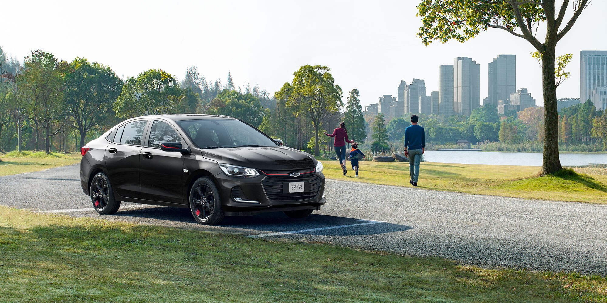 Chevrolet Onix 2025, sedán deportivo incluye luces delanteras de halógeno con proyector y parrilla negra con acentos en rojo