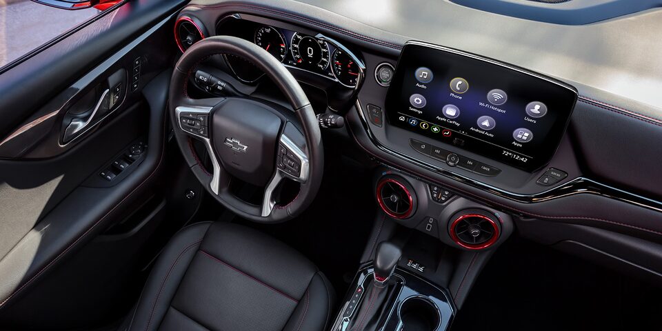 Unidad principal con manejo de funciones de Chevrolet Blazer 2025, camioneta mediana
